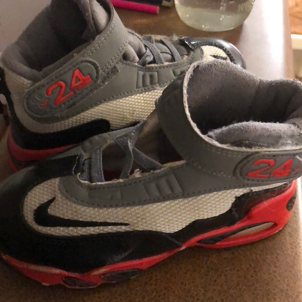 Toddler boy Nike red and black size 9c